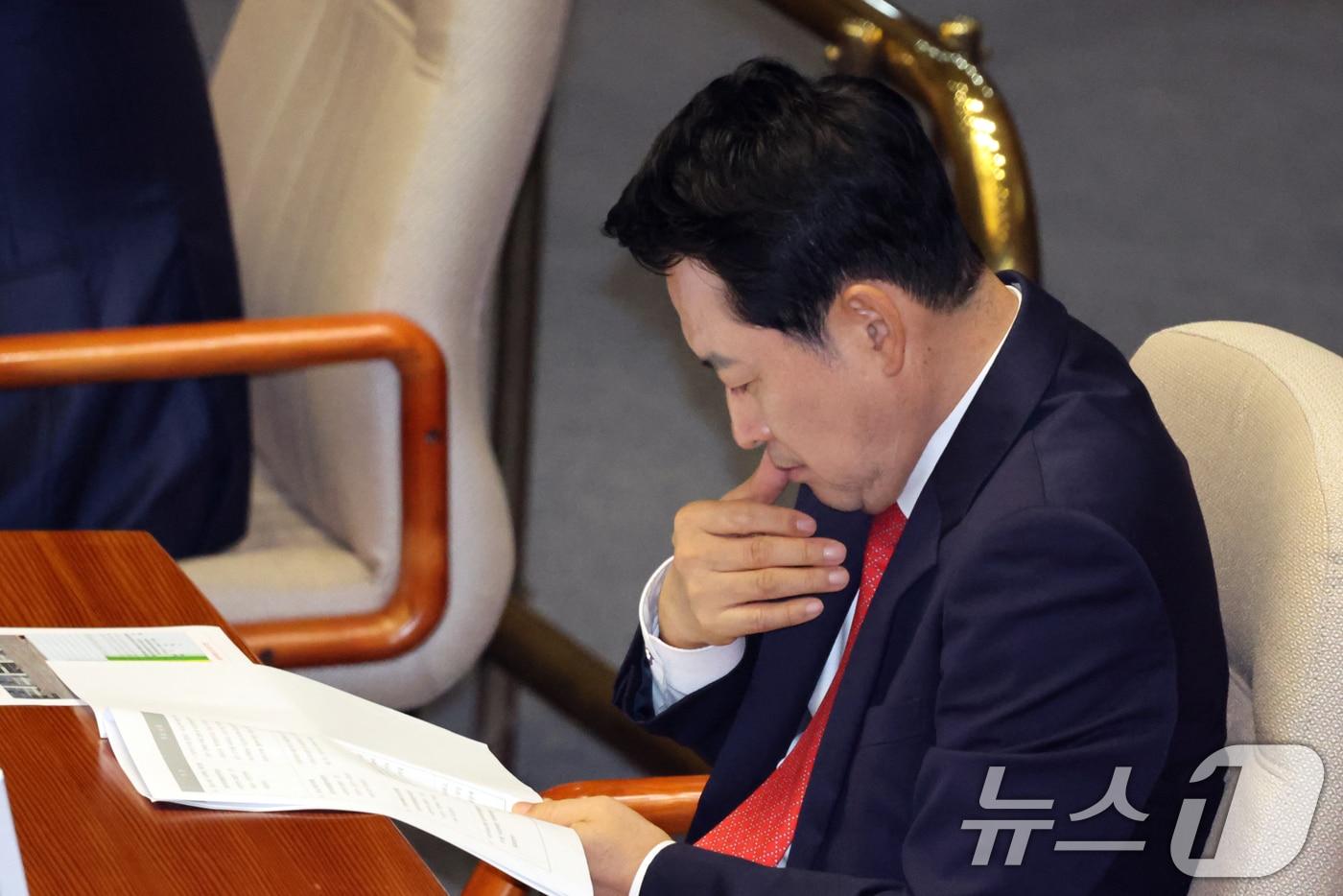 본문 이미지 - 장동혁 국민의힘 대표가 3일 오후 서울 여의도 국회에서 열린 제439회국회(정기회) 제2차 본회의에서 생각에 잠겨 있다. 2026.9.3 ⓒ 뉴스1 황기선 기자