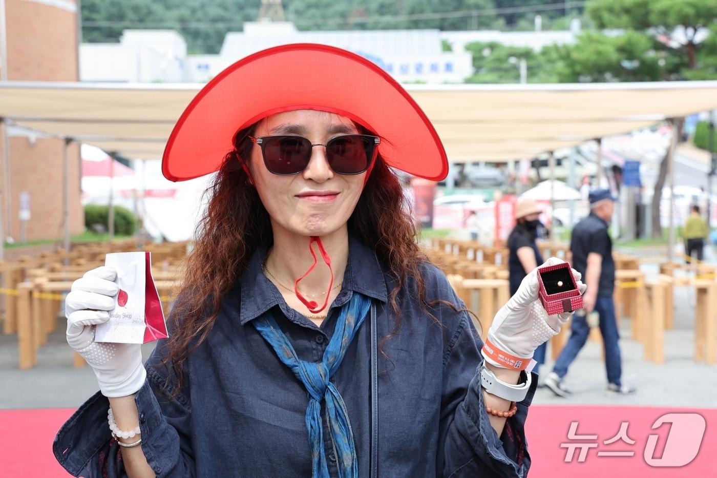 본문 이미지 - 3일 오후 1시 진행한 '황금고추를 찾아라' 첫 회차에서 금반돈을 찾아낸 행운의 주인공 조이 씨(54·청주시)가 기뻐하는 모습.(괴산군 제공. 재판매 및 DB금지)/뉴스1