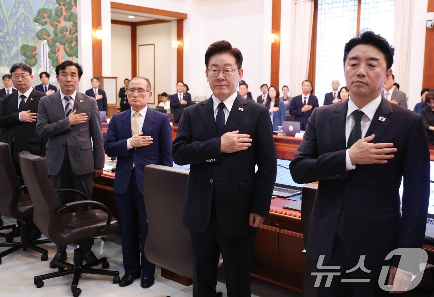 본문 이미지 - 이재명 대통령이 3일 청와대에서 열린 수석보좌관회의에서 국민의례를 하고 있다. (청와대통신사진기자단) 2026.9.3 ⓒ 뉴스1 허경 기자