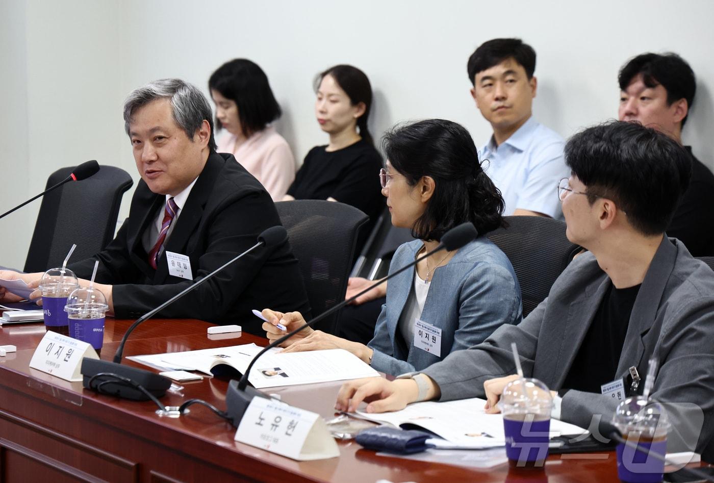 본문 이미지 - 윤태형 뉴스1 상무가 3일 오후 서울 여의도 국회에서 뉴스1과 더불어민주당 서영석 의원 주최로 열린 제2회 K-헬스케어 의료기기 활성화 포럼에서 환영사를 하고 있다. 2026.9.3 ⓒ 뉴스1 최지환 기자