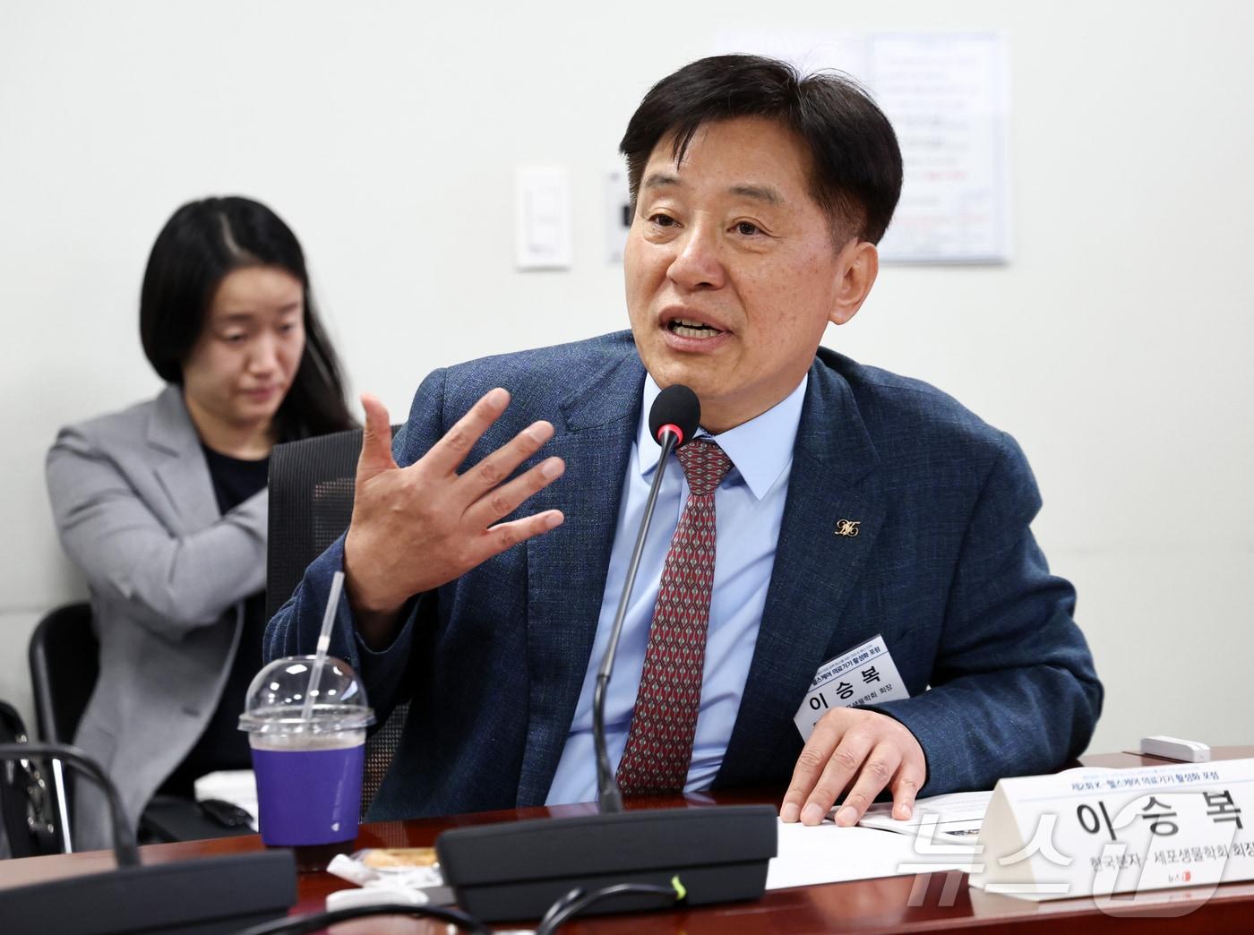 본문 이미지 - 이승복 한국분자세포생물학회 회장이 3일 오후 서울 여의도 국회에서 뉴스1과 더불어민주당 서영석 의원 주최로 열린 제2회 K-헬스케어 의료기기 활성화 포럼에서 축사를 하고 있다. 2026.9.3 ⓒ 뉴스1 최지환 기자