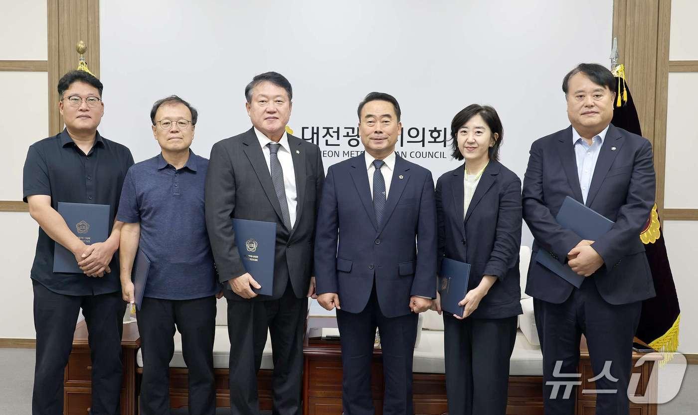 본문 이미지 - 대전시의회는 3일 시의회 행동강령운영 자문위원을 위촉했다. (시의회 제공) / 뉴스1