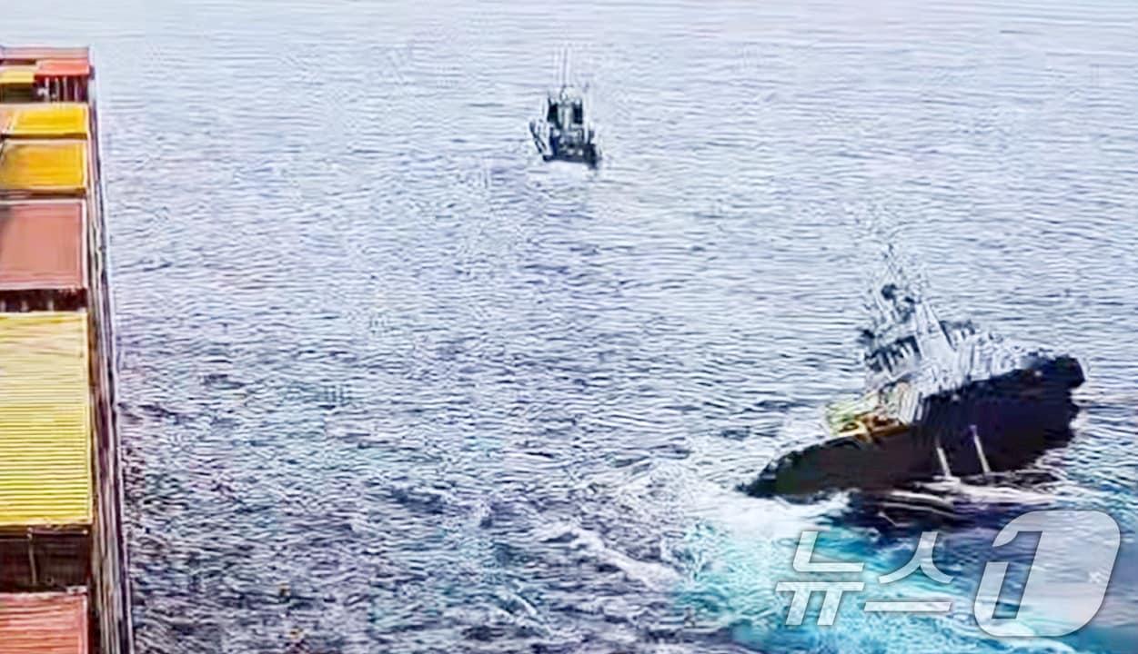 본문 이미지 - 지난 2일 부산 앞바다에서 8명이 탑승한 286톤급 견인용 예선 티엔에스캐처 호가  침몰하는 모습. (부산해경 제공. 재판매 및 DB 금지) 
