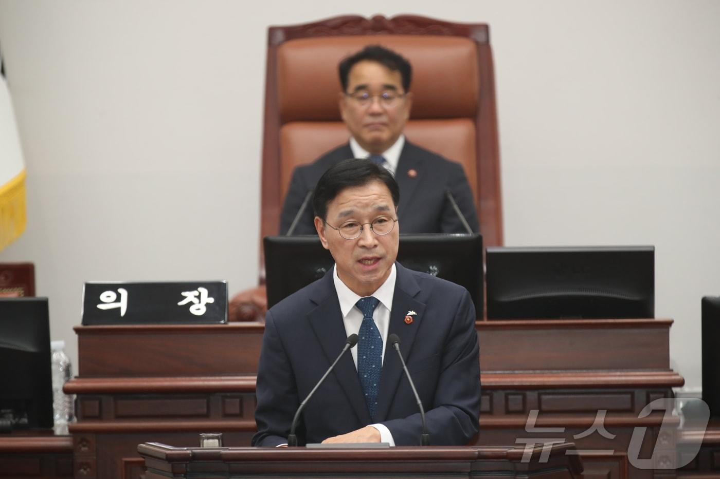 본문 이미지 - 위성곤 제주특별자치도지사가 3일 오후 제주도의회 본회의장에서 열린 제454회 제주도의회 제1차 정례회 제2차 본회의(도정질문)에서 발언하고 있다.(제주특별자치도의회 제공, 재판매 및 DB 금지) 2026.9.3 /뉴스1