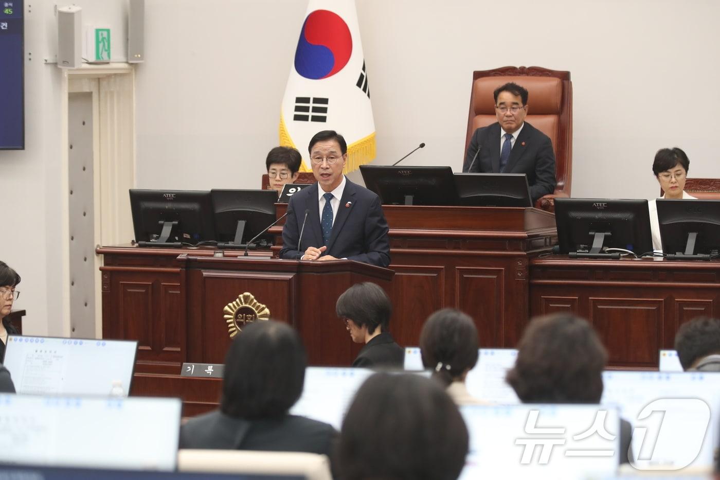 본문 이미지 - 위성곤 제주특별자치도지사가 3일 오후 제주도의회 본회의장에서 열린 제454회 제주도의회 제1차 정례회 제2차 본회의(도정질문)에서 발언하고 있다.(제주특별자치도의회 제공, 재판매 및 DB 금지) 2026.9.3 ⓒ 뉴스1