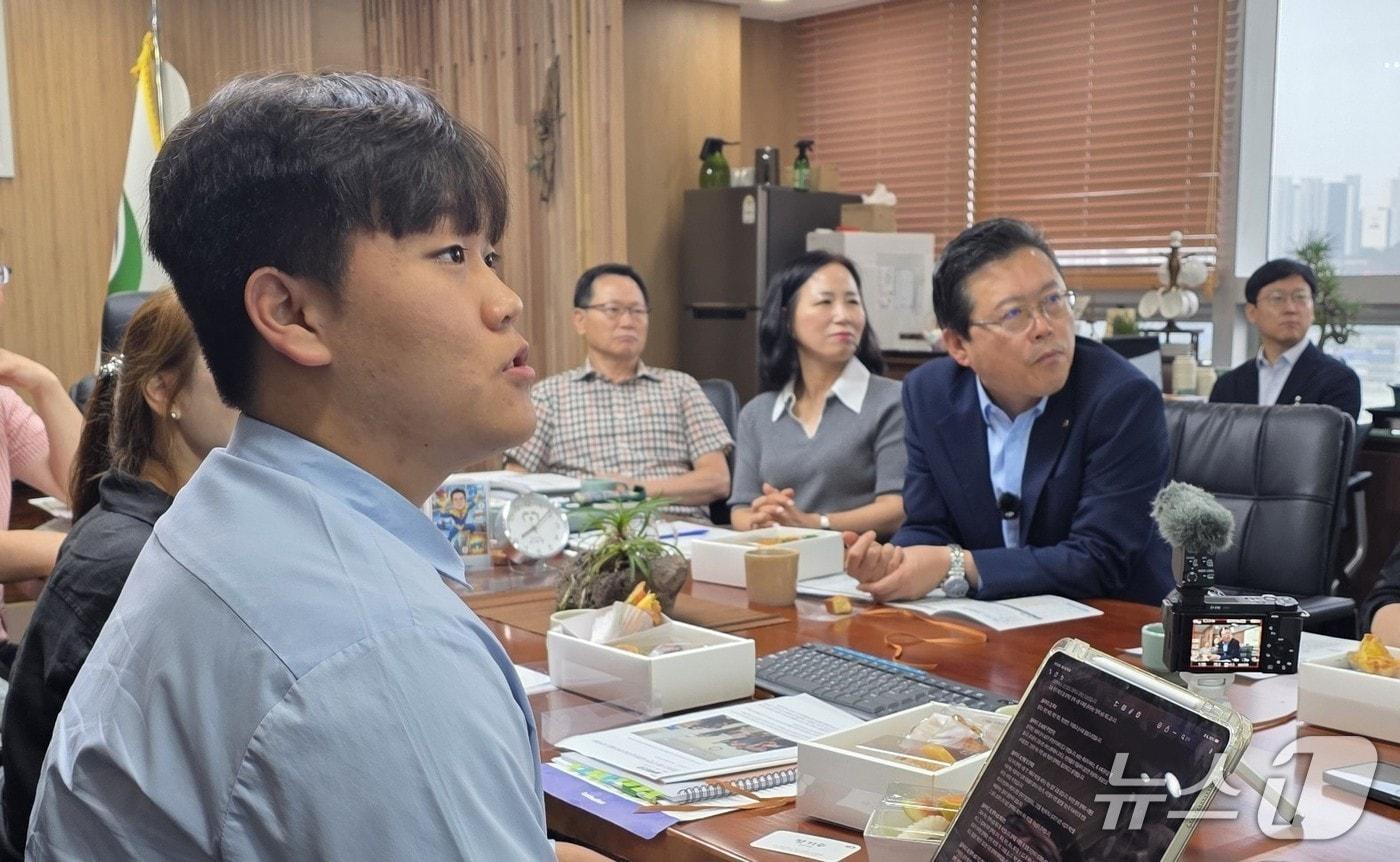 본문 이미지 - 3일 천안시청 시장실에서 오승헌 군(왼쪽)이 장기수 시장에게 '정책 A/S도입'을 제안하고 있다. 2026.9.3. ⓒ 뉴스1 이시우 기자