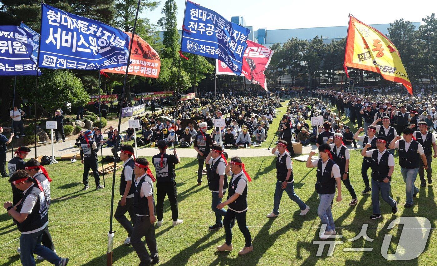 본문 이미지 -  현대자동차 노조 조합원들이 울산공장 본관 앞에서 '2026년 단체교섭 완전 승리를 위한 출정식'을 하는 모습(자료사진). ⓒ 뉴스1 조민주 기자