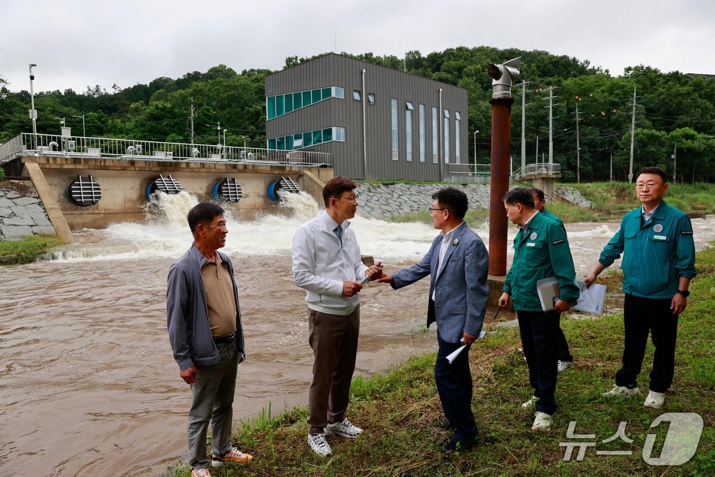 본문 이미지 - 김철우 보성군수가 배수펌프장을 찾아 현장 점검을 진행하고 있다. (보성군 제공. 재판매 및 DB금지)