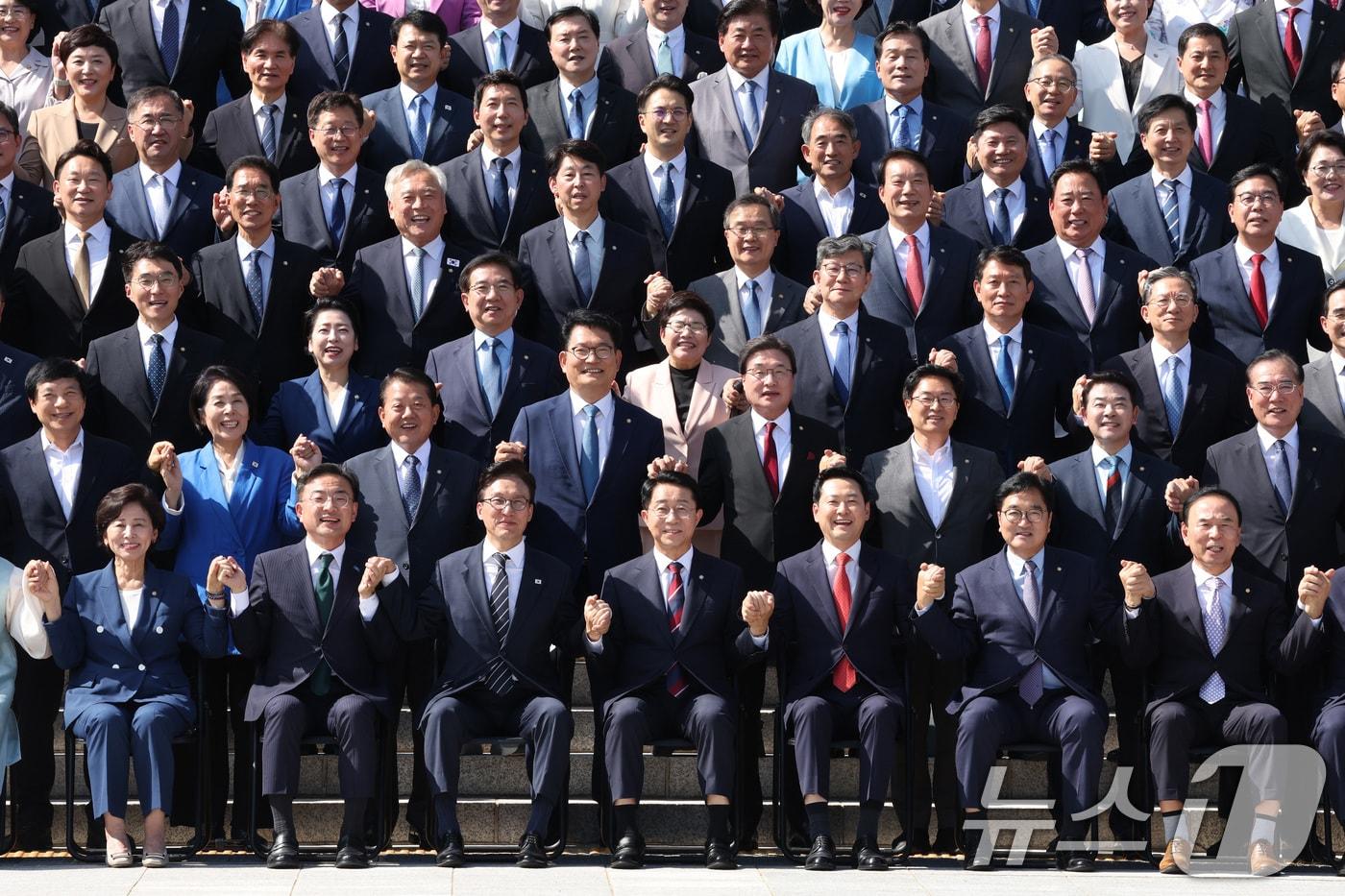본문 이미지 - 조정식 국회의장과 제22대 국회의원들이 지난 3일 서울 여의도 국회 본청 계단에서 후반기 단체 기념 사진 촬영을 하고 있다. 앞줄 왼쪽부터 신장식 조국혁신당 대표, 김민석 더불어민주당 대표, 조 의장, 장동혁 국민의힘 대표, 우원식 전 국회의장, 박덕흠 국회부의장. 2026.9.3 ⓒ 뉴스1 신웅수 기자