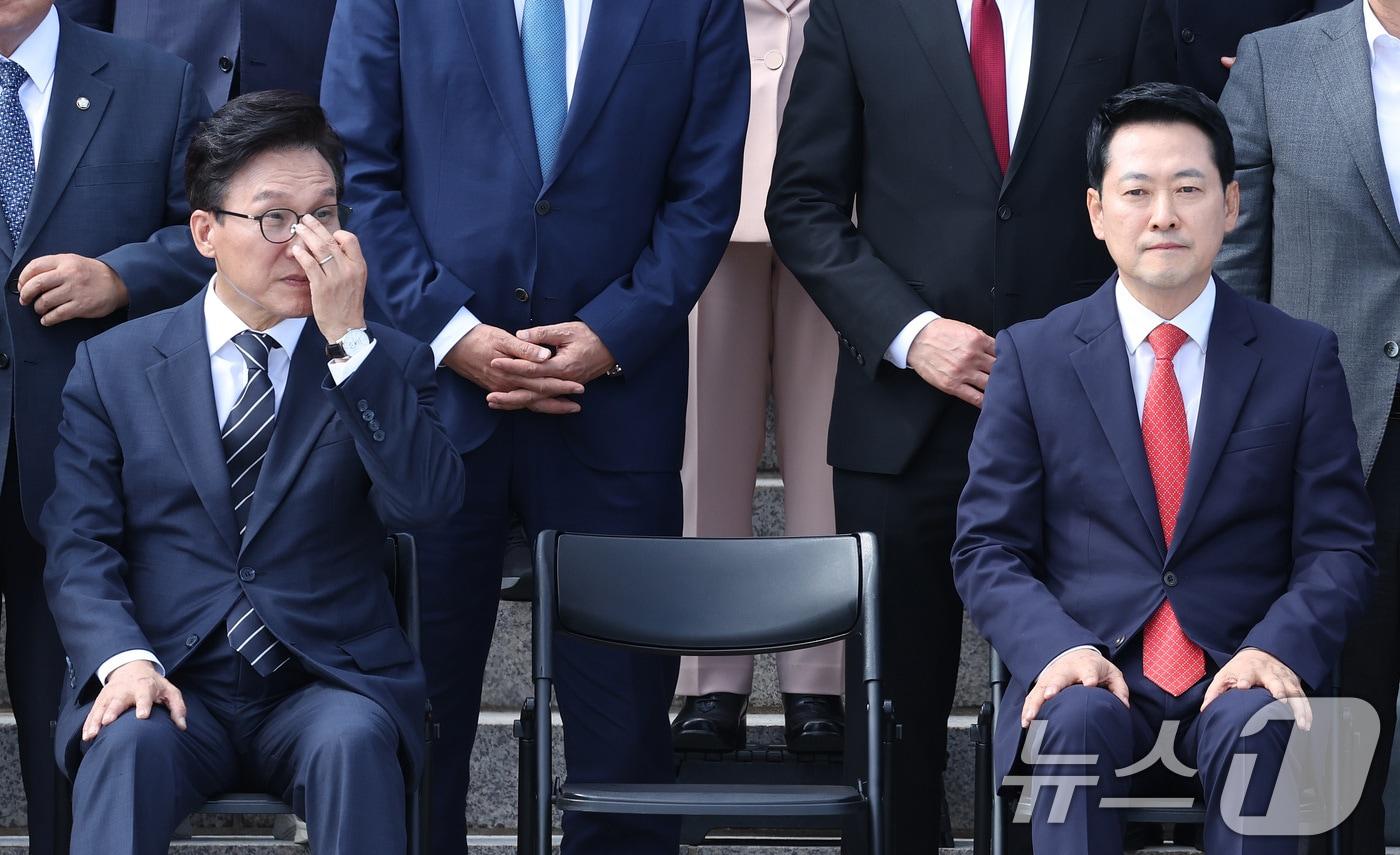 본문 이미지 - 김민석 더불어민주당 대표와 장동혁 국민의힘 대표가 제22대 국회의원들이 지난 9월 3일 서울 여의도 국회 본청 계단에서 열린 후반기 단체 기념 사진 촬영에 자리하고 있다. 2026.9.3 ⓒ 뉴스1 신웅수 기자