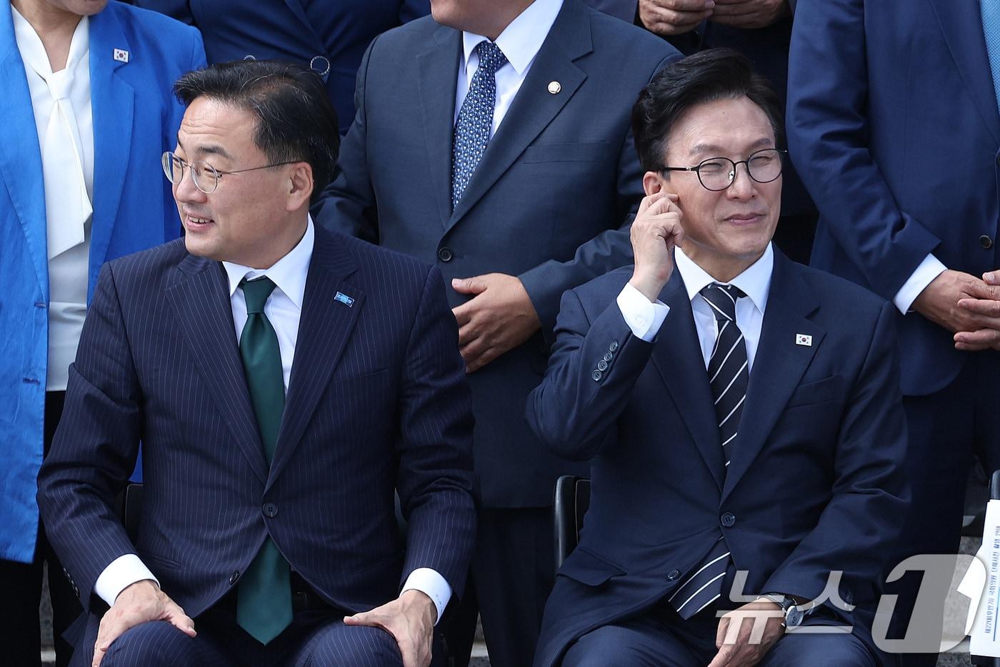 본문 이미지 - 김민석 더불어민주당 대표(오른쪽)와 신장식 조국혁신당 대표가 3일 서울 여의도 국회 본청 계단에서 열린 후반기 단체 기념 사진 촬영에 자리하고 있다. 2026.9.3 ⓒ 뉴스1 신웅수 기자
