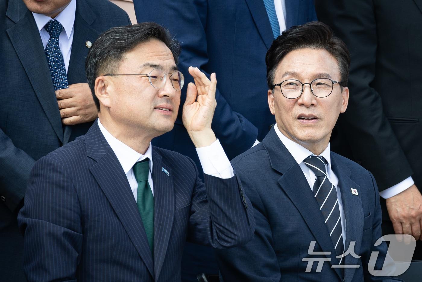 본문 이미지 - 더불어민주당 김민석(오른쪽), 조국혁신당 신장식 대표가 3일 서울 여의도 국회에서 제22대 국회 후반기 국회의원 단체사진 촬영을 위해 자리하고 있다. 2026.9.3 ⓒ 뉴스1 유승관 기자