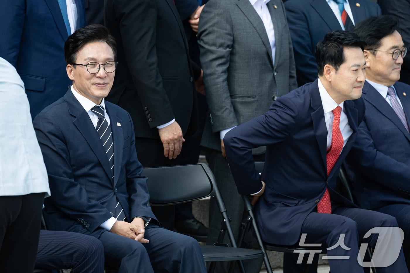 본문 이미지 - 김민석 더불어민주당 대표(왼쪽)와 장동혁 국민의힘 대표. 2026.9.3 ⓒ 뉴스1 유승관 기자