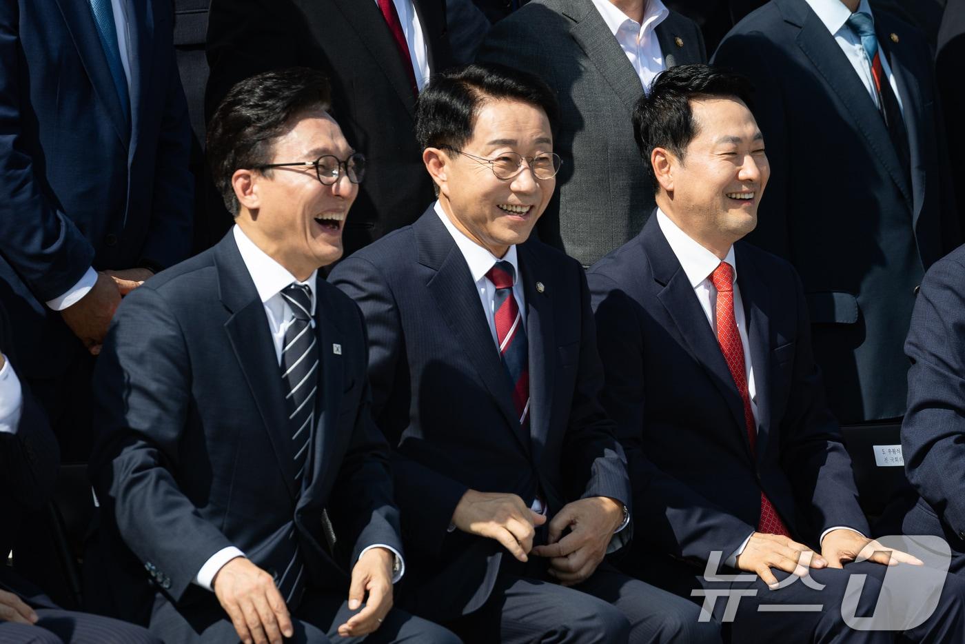본문 이미지 - 조정식 국회의장(가운데)과 더불어민주당 김민석(왼쪽), 국민의힘 장동혁 대표가 서울 여의도 국회에서 제22대 국회 후반기 국회의원 단체사진 촬영 중 밝게 웃고 있다. 2026.9.3 ⓒ 뉴스1 유승관 기자