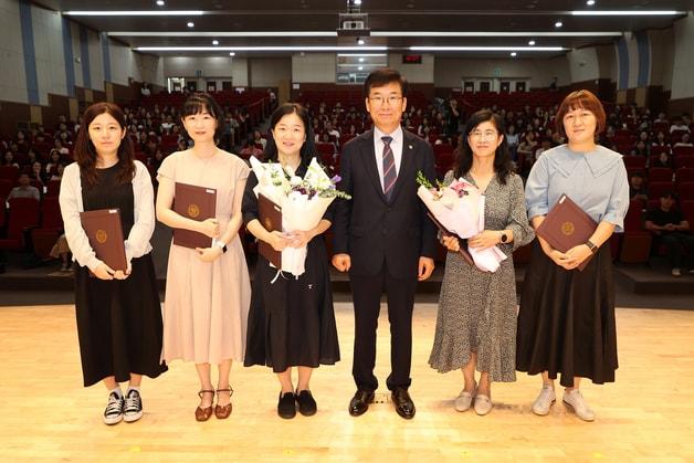 본문 이미지 - 충북교육청이 3일 공공구매 우수기관 5곳을 선정하고 포상했다.(충북교육청 제공. 재판매 및 DB금지)