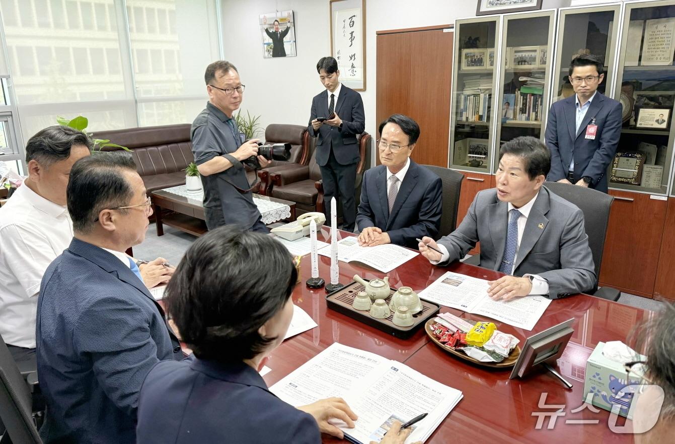 본문 이미지 - 고흥군·사천시는 3일 국회를 방문해 우주항공특별법 제정을 요청하고 있다. (고흥군 제공. 재판매 및 DB금지)