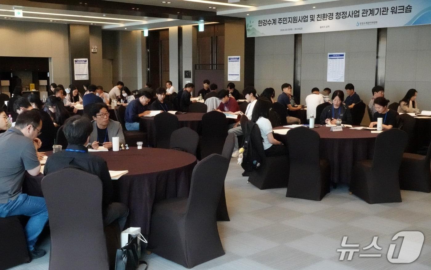 본문 이미지 - 3일 강원도 삼척시에서 열린 '관계기관 워크숍'에서 참석자들이 주민지원사업 법률개정사항에 대한 설명을 듣고 있다.(한강청 제공)