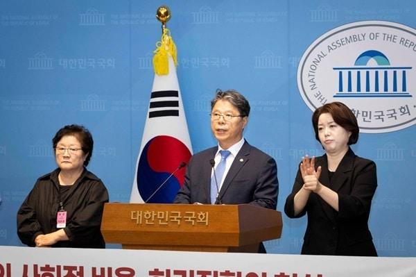 본문 이미지 - 서영석 더불어민주당 의원(가운데)이 3일 국회 소통관에서 한국희귀·난치성질환연합회와 함께 '희귀질환 질병부담 완화를 위한 정책제언' 기자회견을 열고 발언하고 있다. (서영석 의원실 제공)