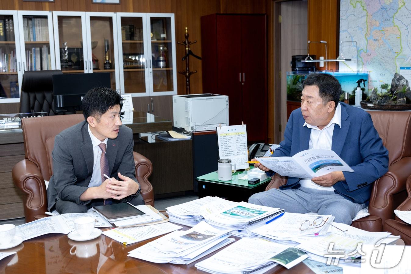 본문 이미지 - 이상천 제천시장이 이승균 충북강원건설지사장을 만나 '345kV 신평창-신원주 송전선로 건설사업'과 관련해 주민들의 의견을 전달했다. (제천시 제공. 재판매 및 DB금지)   