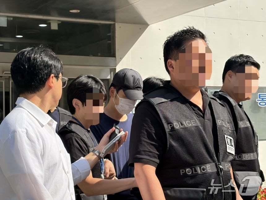 본문 이미지 - 이혼소송 중인 아내를 흉기로 살해한 30대 남성 A 씨가 3일 구속 전 피의자 심문(영장실질심사)에 출석하기 위해 경기 성남시 분당경찰서 유치장을 나오고 있다. /뉴스1