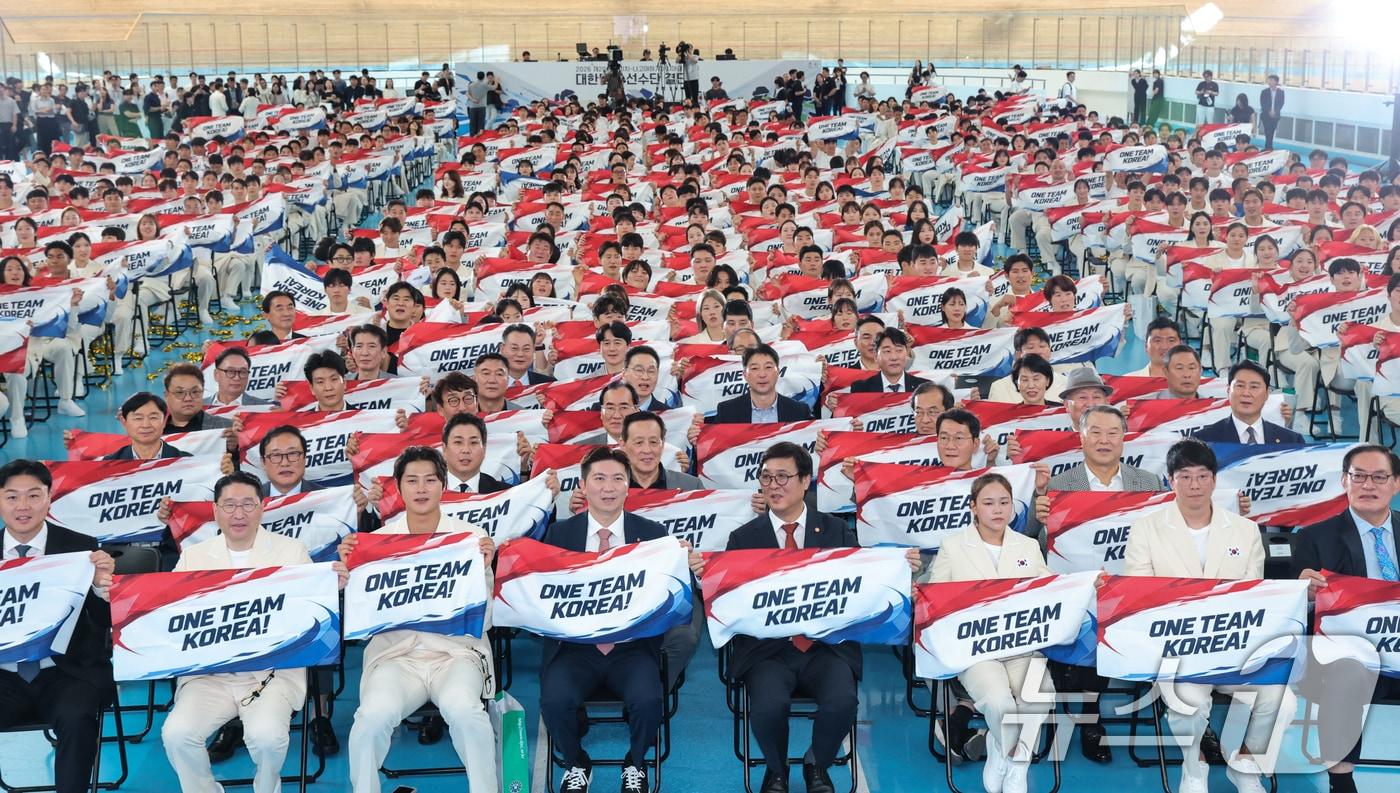 본문 이미지 - 3일 충북 진천국가대표선수촌에서 열린 2026 아이치·나고야 아시안게임 대한민국 선수단 결단식에서 출전선수들과 내빈들이 기념촬영을 하고 있다. 2026.9.3 ⓒ 뉴스1 김도우 기자