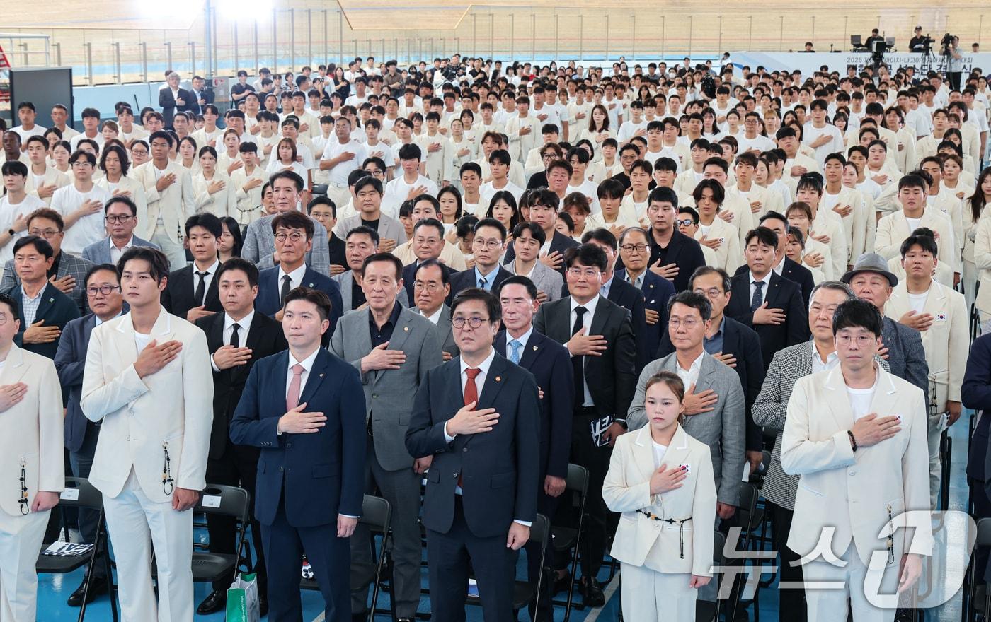 본문 이미지 - 3일 충북 진천국가대표선수촌에서 열린 2026 아이치·나고야 아시안게임 대한민국 선수단 결단식에서 참석자들이 국민의례를 하고 있다. 2026.9.3 ⓒ 뉴스1 김도우 기자