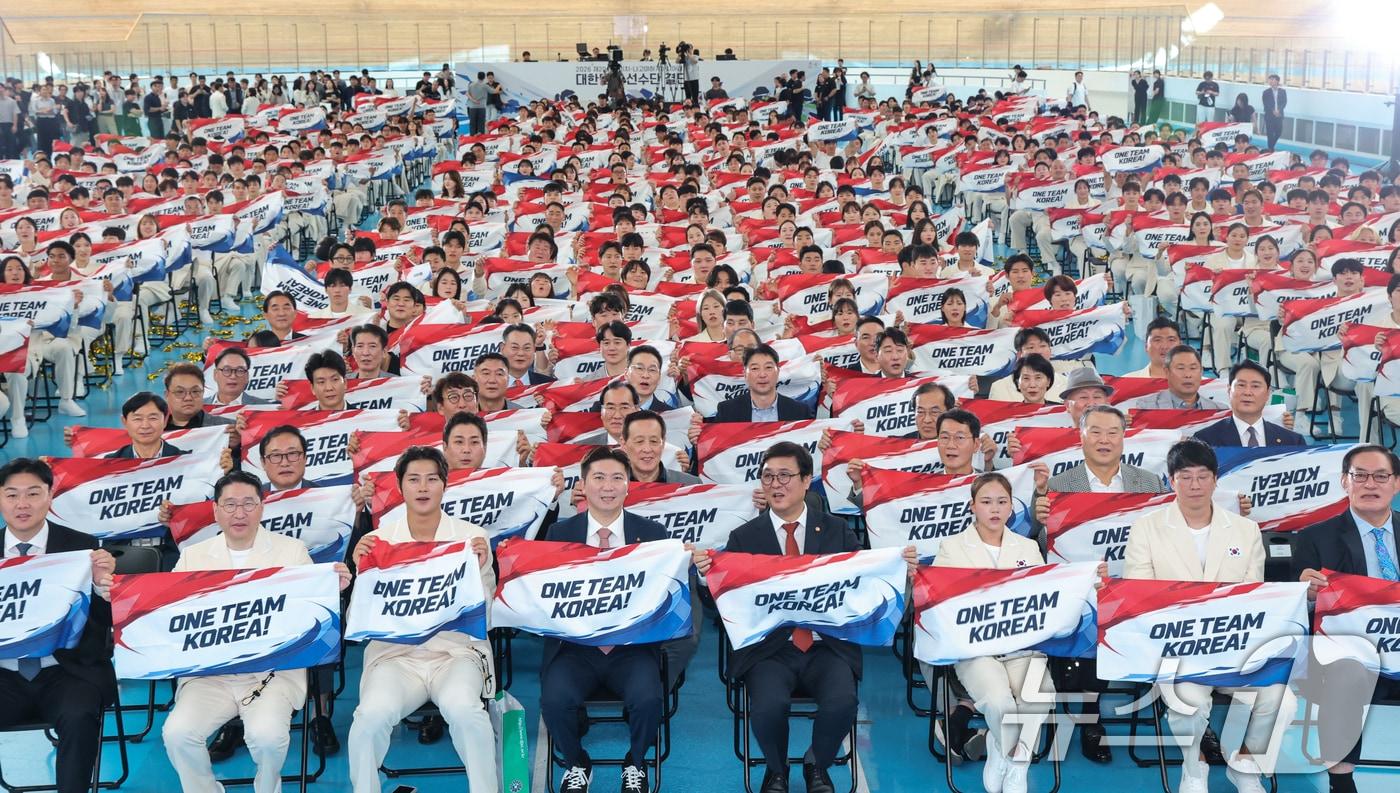 본문 이미지 - 3일 충북 진천국가대표선수촌에서 열린 2026 아이치·나고야 아시안게임 대한민국 선수단 결단식에서 출전선수들과 내빈들이 기념촬영을 하고 있다. 2026.9.3 ⓒ 뉴스1 김도우 기자