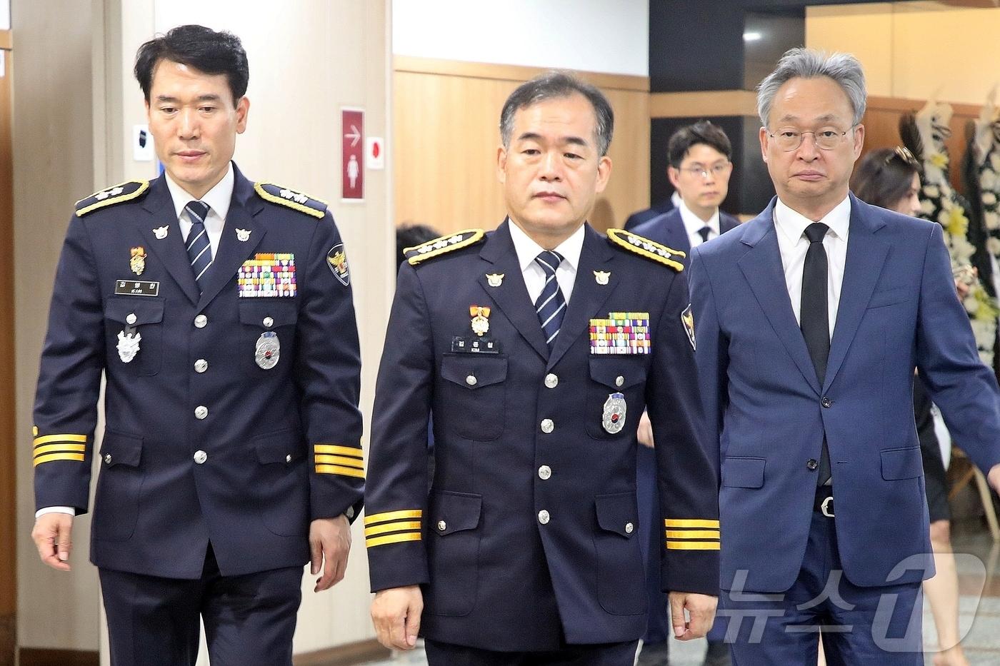 본문 이미지 - 김종철 경찰청장 직무대행이 3일 오후 제주시 모 장례식장에 마련된 '실종신고 허위 종결' 관련 사망자 A 씨의 빈소 조문을 마치고 나서고 있다. 2026.9.3 ⓒ 뉴스1 홍수영 기자