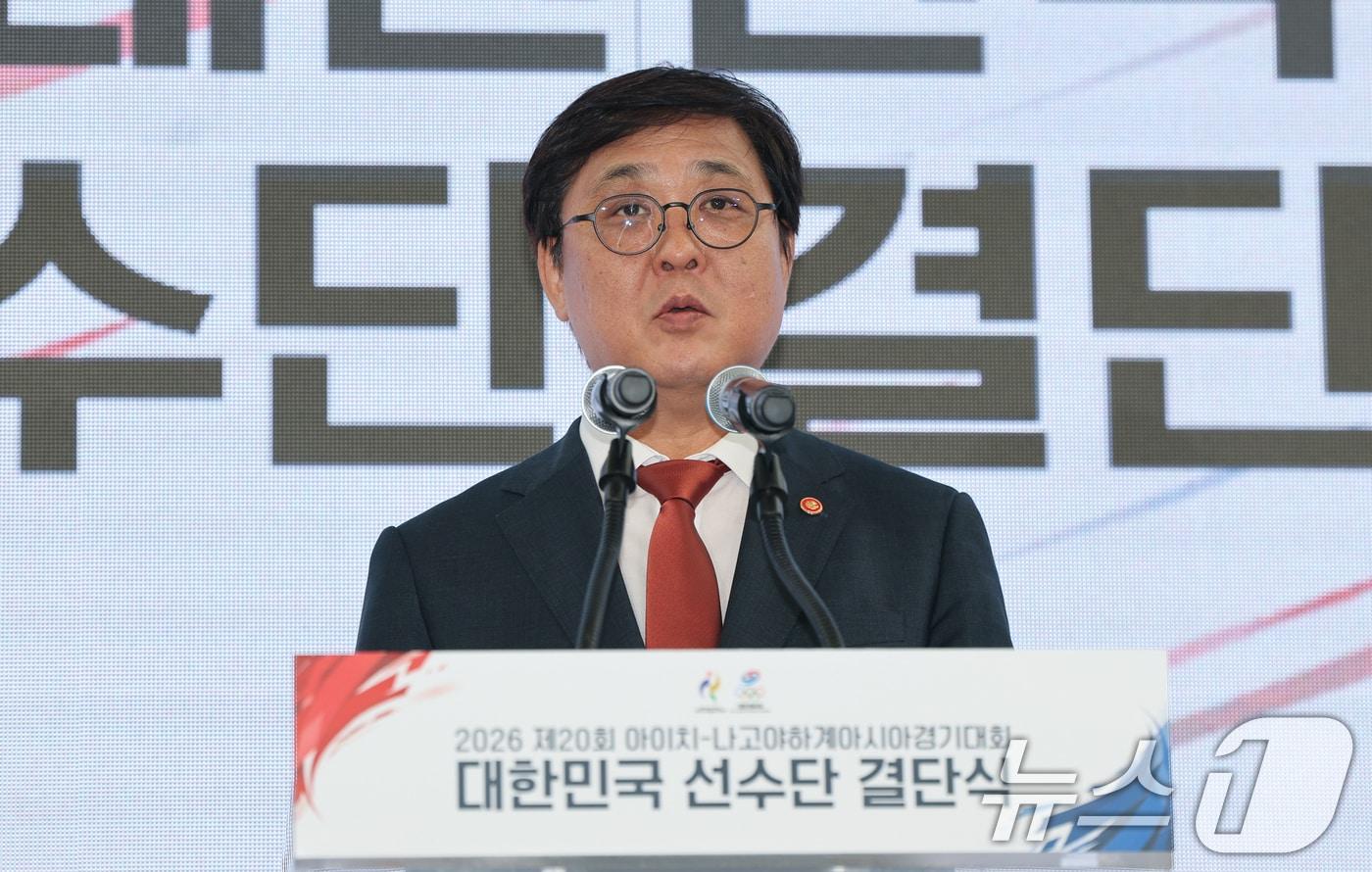본문 이미지 - 최휘영 문화체육관광부 장관이 3일 충북 진천국가대표선수촌에서 열린 2026 아이치·나고야 아시안게임 대한민국 선수단 결단식에서 대통령 축사를 대독하고 있다. 2026.9.3 ⓒ 뉴스1 김도우 기자