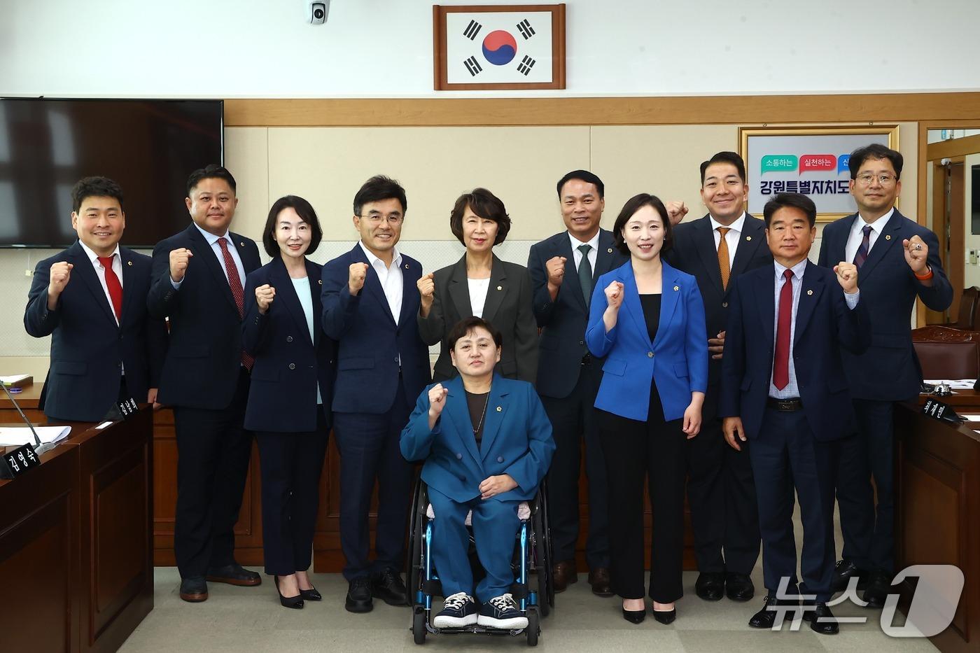 본문 이미지 - 강원도의회 윤리특별위원회 전반기 위원장단.(강원도의회 제공. 재판매 및 DB금지)/뉴스1