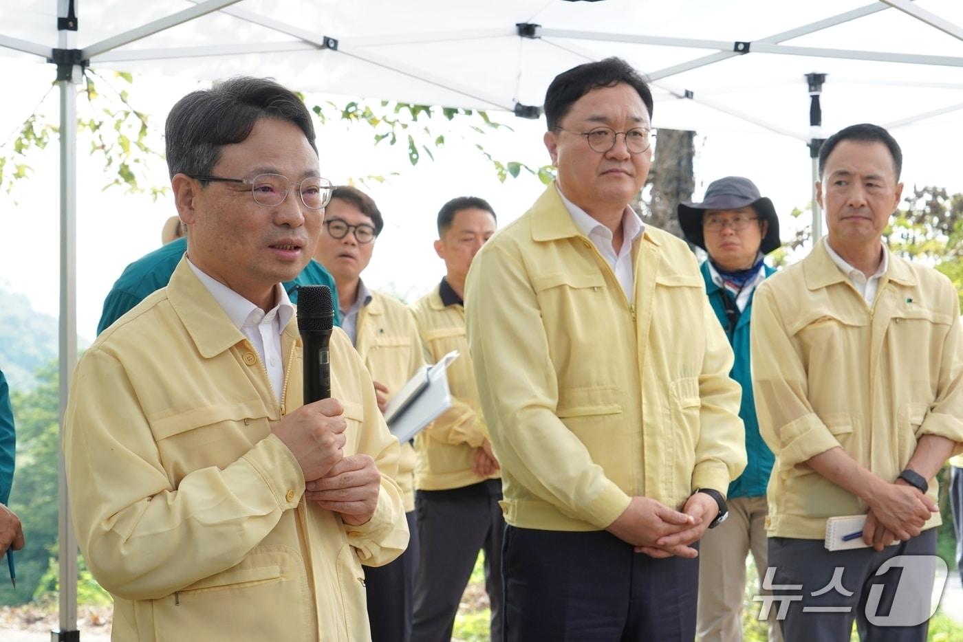 본문 이미지 - 박은식 산림청장(앞줄 왼쪽)이 김현수 하동군수(앞줄 가운데)와 3일 경남 하동군 소나무재선충병 방제사업지를 찾아 방제추진상황을 점검하고 있다. (산림청 제공.재판매 및 DB금지)/뉴스1