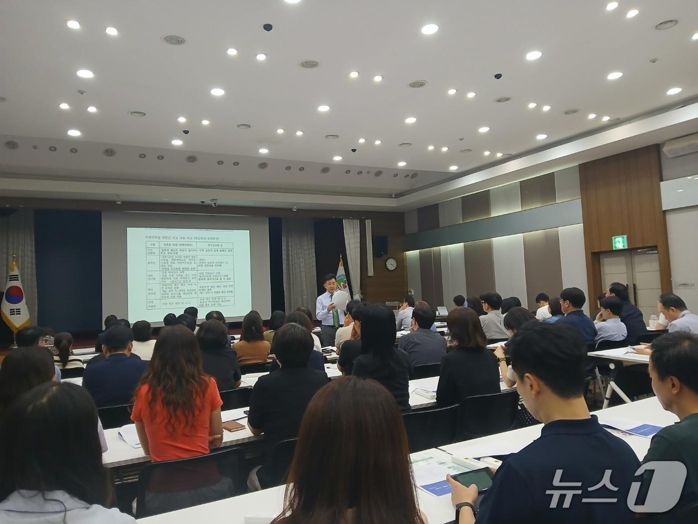 본문 이미지 - 3일 오후 박근철 경기도의회 의원(민주·의왕1)이 의왕시청 대회의실에서 시청 팀장급 공무원들을 대상으로 의왕시 발전 방향에 대해 특별강연을 하고 있다.2026.09.03/뉴스1 ⓒ News1 송용환 기자