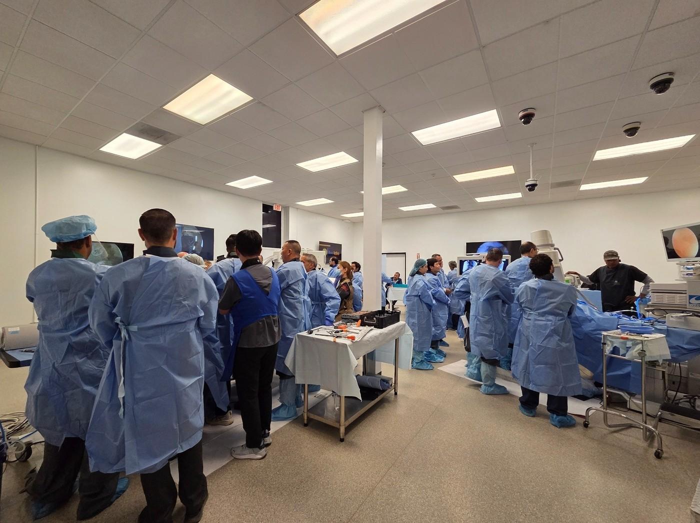 본문 이미지 - 미국 샌디에이고 Five Labs Cadaver Lab에서 열린 '2026 Spine Endoscopy Masterclass'에서 미국 및 중남미 척추 전문 의료진이 카데바를 활용한 UBE 수술 실습을 진행하고 있다. (대웅 제공)