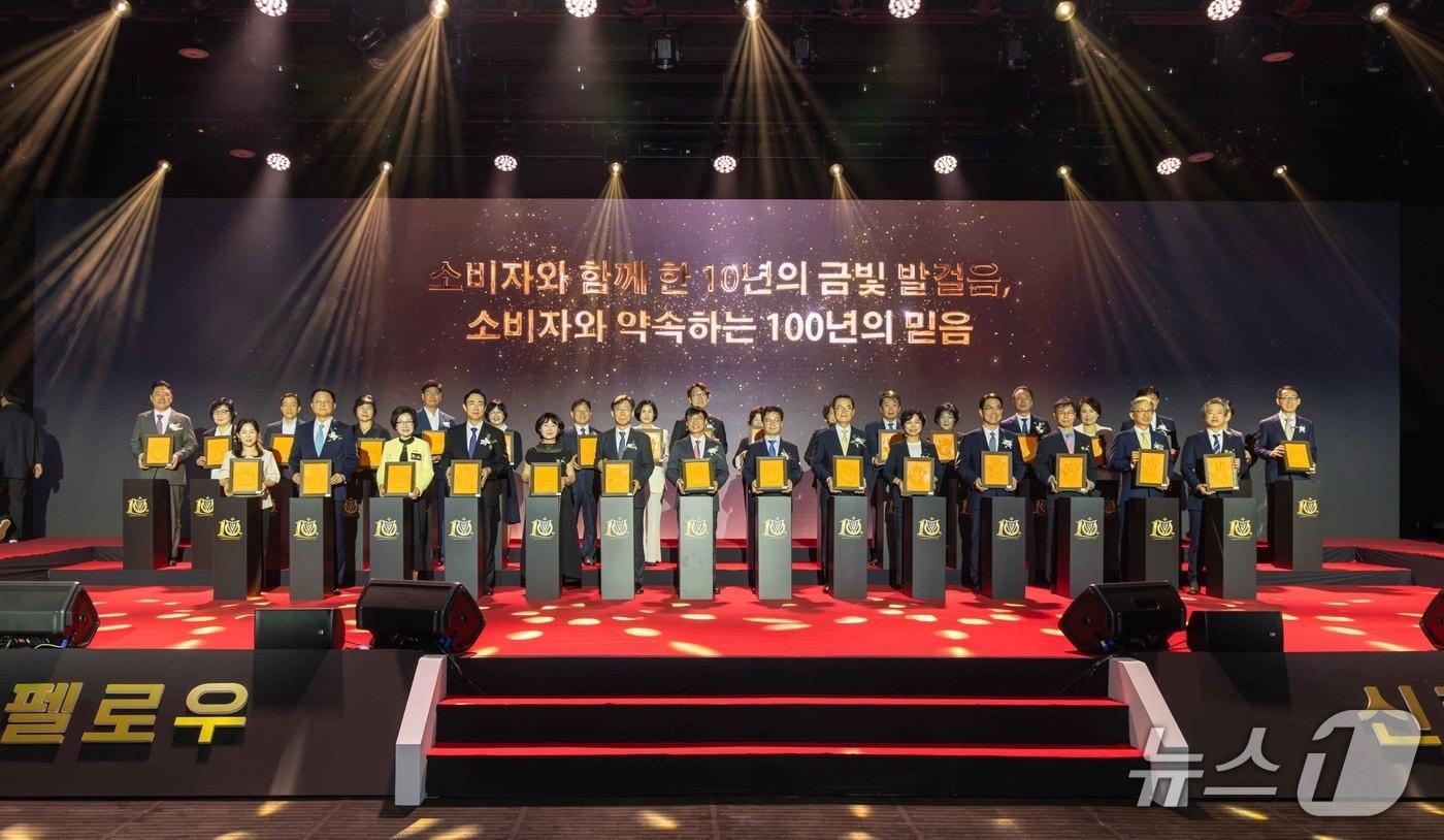 본문 이미지 - (앞줄 왼쪽부터) 미래에셋생명 신미경 GF, 미래에셋생명 황문규 대표이사, 교보생명 양심순 GF, 교보생명 조대규 대표이사, 삼성생명 이경호 GF, 삼성생명 홍원학 대표이사, 생보협회 김철주 회장, 금융위원회 신진창 사무처장, 한화생명 이경근 대표이사, 한화생명 김광임 GF, 신한라이프 천상영 대표이사, 신한라이프 정인택 GF, KB라이프 정문철 대표이사, KB라이프 김도한 GF/사진제공=생명보험협회