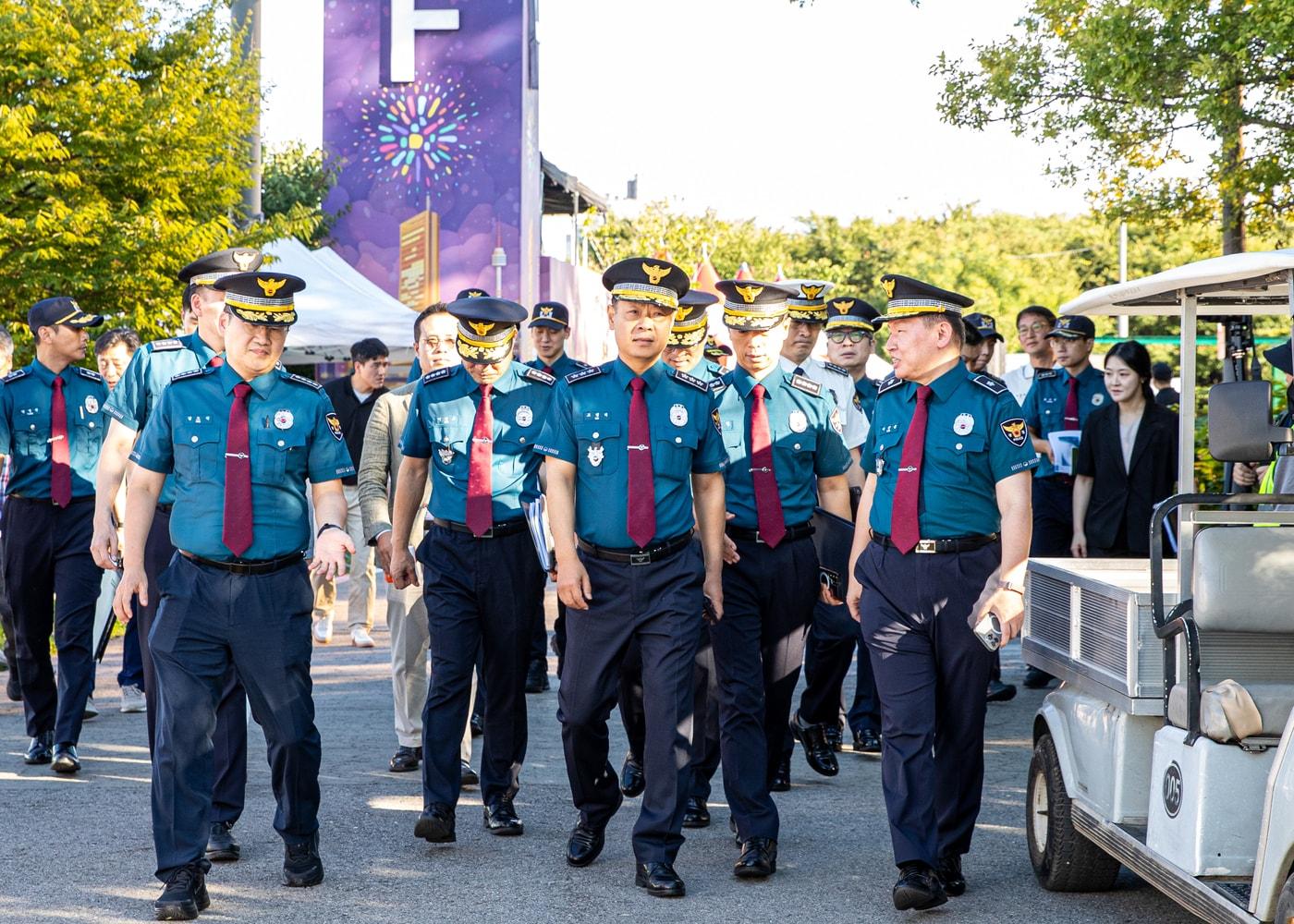 본문 이미지 - 고범석 서울경찰청장 등 경찰 관계자들이 '서울세계불꽃축제 2026'을 앞둔 3일 서울 여의도 한강공원 일대에서 안전관리 상황을 점검했다. 2026.9.3 (사진. 서울경찰청 제공)