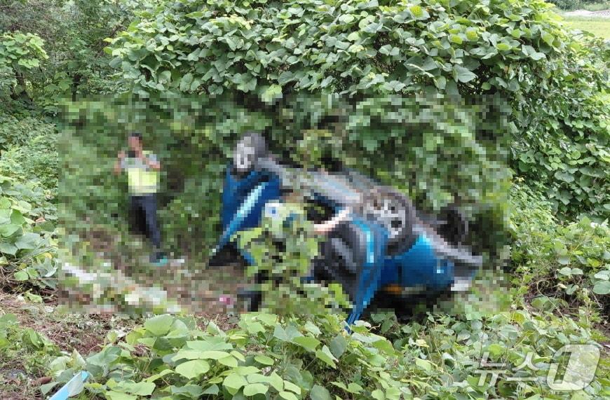 본문 이미지 - 3일 오전 8시 2분께 경남 의령군 정곡면의 한 도로에서 모닝 승용차가 비탈면으로 추락해 전복된 사고 현장.(경남소방본부 제공. 재판매 및 DB금지)