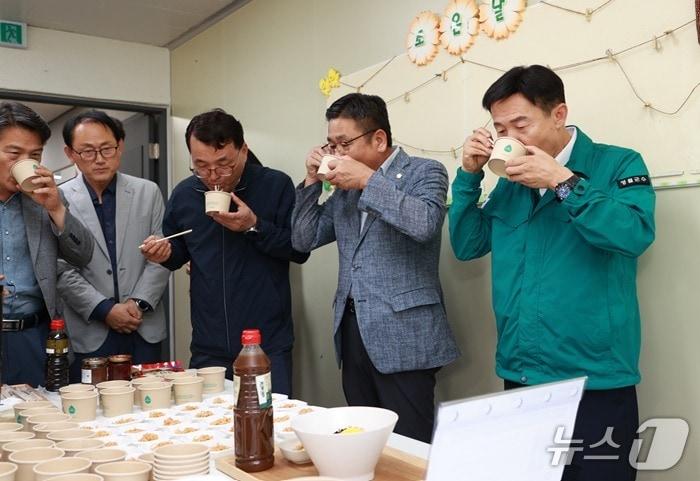 본문 이미지 - 강원 영월군이 3일 영월농협가공사업소에서 '장류 활용 가공식품 개발사업 성과 품평회'를 연 가운데, 이날 김길수 영월군수(맨 오른쪽)를 비롯한 품평회 참석자들이 가공식품을 맛보고 있다. (영월군 제공. 재판매 및 DB금지) 2026.9.3/뉴스1