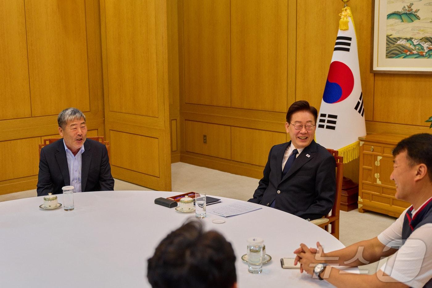 본문 이미지 - 이재명 대통령이 3일 청와대에서 김동명 한국노총 위원장, 양경수 민주노총 위원장과 차담을 나누고 있다. (청와대 제공. 재판매 및 DB 금지) 2026.9.3 ⓒ 뉴스1 허경 기자