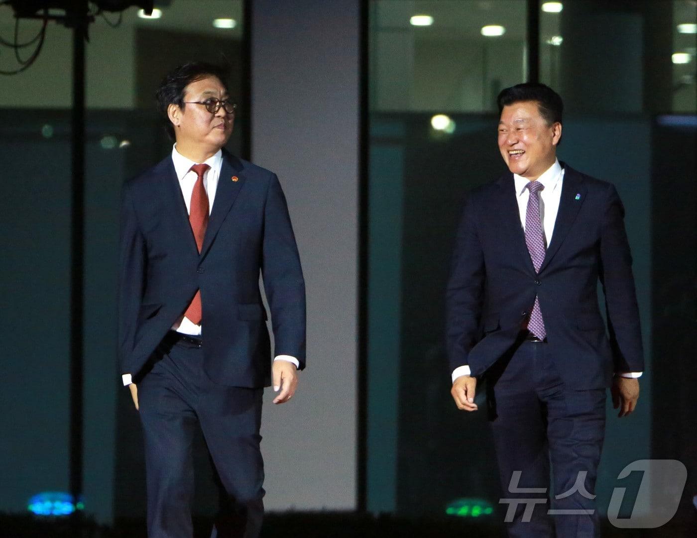 본문 이미지 - 최휘영 문화체육관광부 장관과 신용한 충북도지사가 3일 오후 충북 제천시 예술의전당에서 열린 22회 제천국제음악영화제(JIMFF) 개막식 레드카펫 행사에서 나란히 레드카펫을 밟고 있다. ⓒ 뉴스1 손도언 기자
