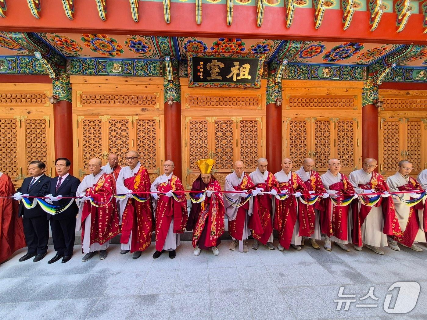 본문 이미지 - 천태종은 '구인사 삼운전 낙성 기념법회'를 지난 3일 오전 10시 30분 충북 단양군 영춘면 구인사 광명전 5층에서 봉행했다.