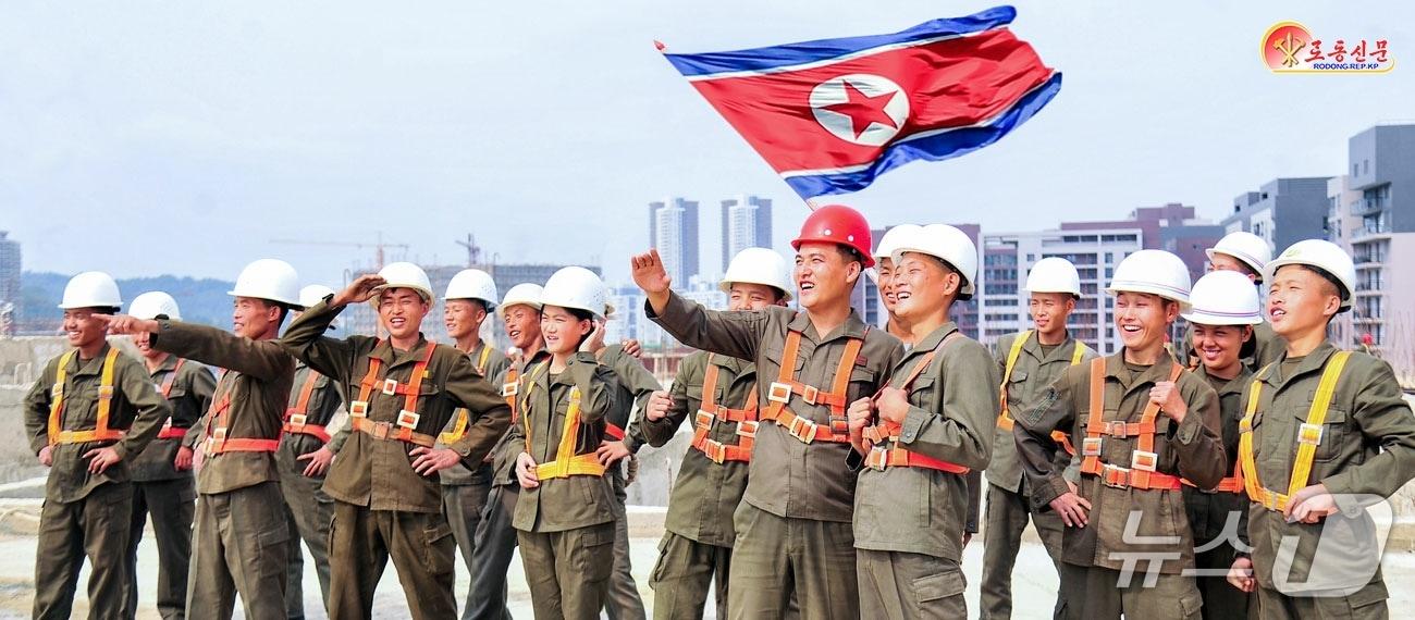 본문 이미지 - (평양 노동신문=뉴스1) = 북한 노동당 기관지 노동신문은 30일 평양 화성지구 5단계 건설에 투입된 신입 병사들을 기능공으로 양성하고 있다며 군인 건설자들의 역할을 부각했다. [국내에서만 사용가능. 재배포 금지. DB 금지. For Use Only in the Republic of Korea. Redistribution Prohibited] rodongphoto@news1.kr