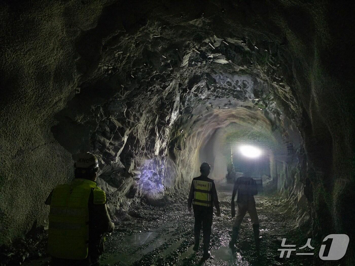 본문 이미지 - 영동 양수발전소 지하공간을 구성하는 순환형 배수터널의 양방향 굴착 관통을 완료했다.(한수원 제공. 재판매 및 DB 금지) 2026.9.30/뉴스1