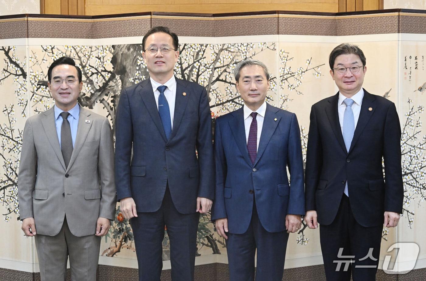 본문 이미지 - 이형일 부총리 겸 재정경제부 장관이 30일 서울 종로구 정부서울청사에서 열린 '확대 거시재정금융간담회'에 앞서 참석자들과 기념촬영을 하고 있다. 왼쪽부터 박홍근 기획예산처 장관, 이형일 부총리, 신현송 한국은행 총재, 이억원 금융위원장. (재정경제부 제공. 재판매 및 DB 금지) 2026.9.30 ⓒ 뉴스1