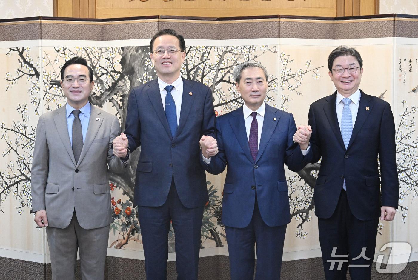 본문 이미지 - 이형일 부총리 겸 재정경제부 장관이 지난달 30일 서울 종로구 정부서울청사에서 열린 '확대 거시재정금융간담회'에 앞서 참석자들과 기념촬영을 하고 있다. 왼쪽부터 박홍근 기획예산처 장관, 이형일 부총리, 신현송 한국은행 총재, 이억원 금융위원장. (재정경제부 제공. 재판매 및 DB 금지) 2026.9.30 ⓒ 뉴스1
