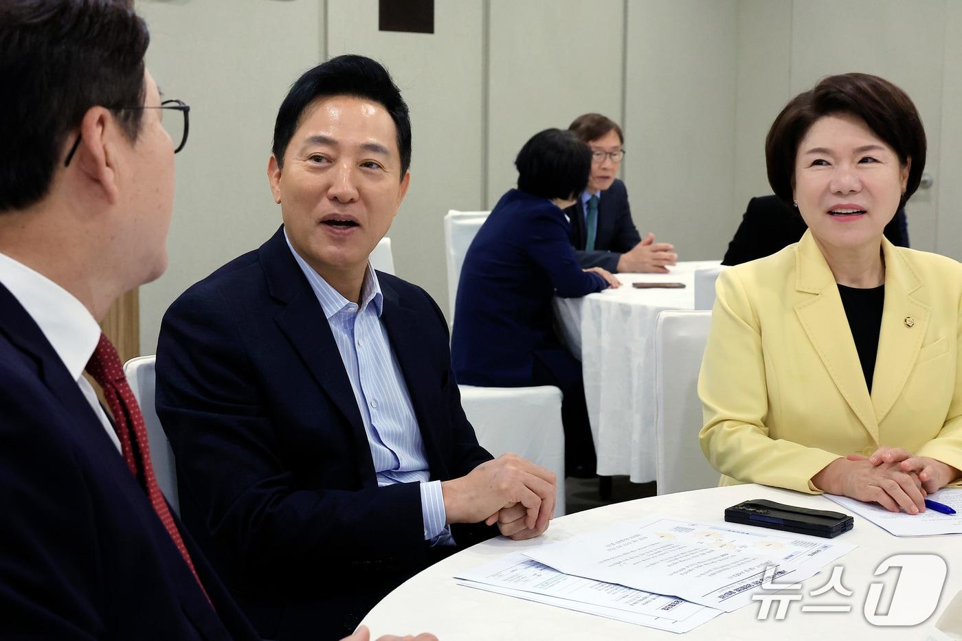 본문 이미지 - 오세훈 서울시장이 30일 오전 서울시 중구 서울시청 간담회장에서 열린 국민의힘 서울특별시당-서울시 당정협의회에서 조은희 국민의힘 서울시당위원장, 신동욱 최고위원과 대화를 나누고 있다. 2026.9.30 ⓒ 뉴스1 박정호 기자