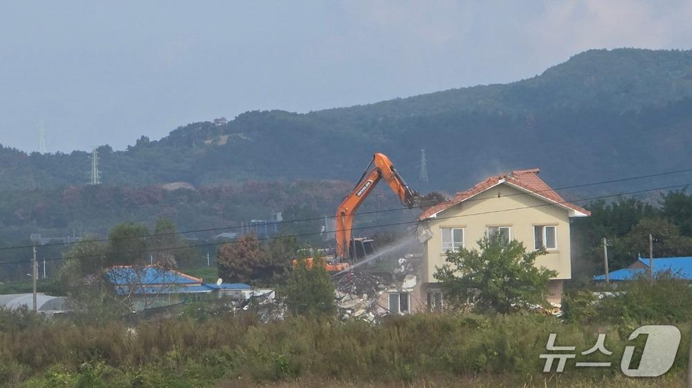 본문 이미지 - 충남 서산시 수석지구 도시개발사업 구역에서 굴착기가 건축물을 철거하고 있다.(서산시 제공. 재판매 및 DB 금지)
