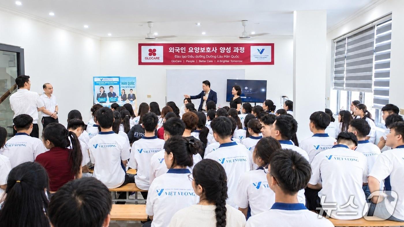 본문 이미지 - 지난 8월 베트남 푸토 지역 비엣프엉 유학센터에서 열린 한국 요양보호사 설명회에서 국내 유학을 희망하는 베트남 학생들이 글로케어의 양성 프로그램 안내를 듣고 있다./사진제공=삼성생명