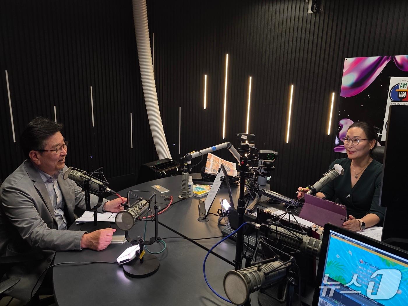 본문 이미지 - LA 현지 한국어 방송인 '라디오서울'에 출연한 장신상 횡성군수.(횡성군 제공. 재판매 및 DB 금지)/뉴스1