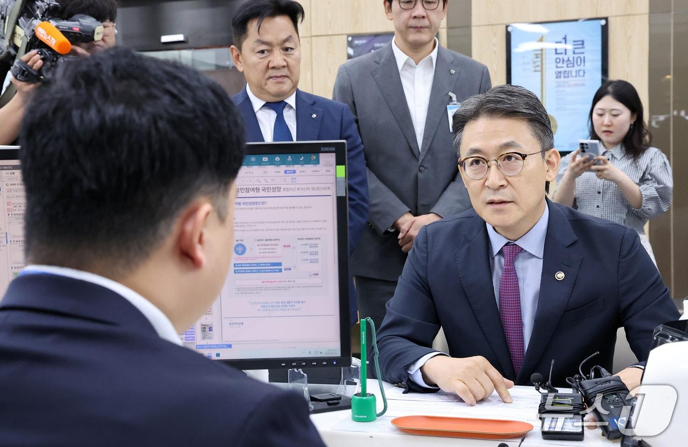 본문 이미지 - 권대영 금융위원회 부위원장이 30일 서울 종로구 농협은행 정부서울청사지점에서 국민참여성장펀드를 가입하고 있다. 2026.9.30 ⓒ 뉴스1 김성진 기자