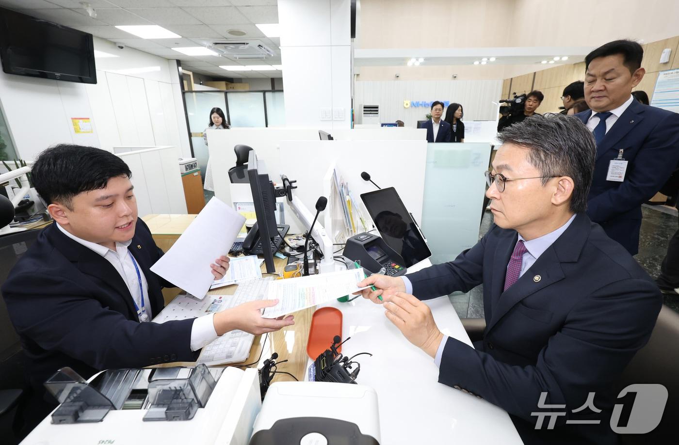 본문 이미지 - 권대영 금융위원회 부위원장이 30일 서울 종로구 농협은행 정부서울청사지점에서 국민참여성장펀드를 가입하고 있다. (공동취재) 2026.9.30 ⓒ 뉴스1 김성진 기자